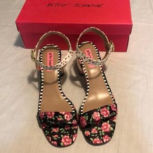 Betsey Johnson Floral shoes. Super cute! Size 9.5